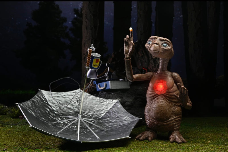E.T 40th Anniversary Deluxe Chest Light Up Ultimate Action Figure - NECA