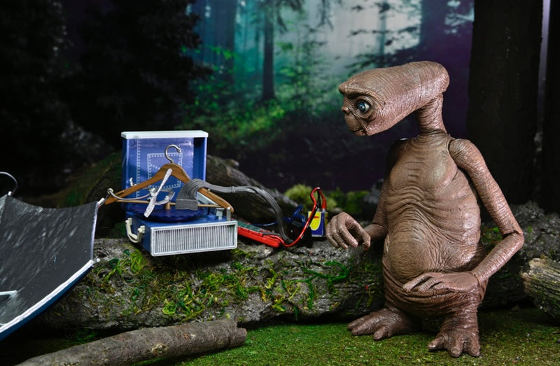 E.T 40th Anniversary Deluxe Chest Light Up Ultimate Action Figure - NECA